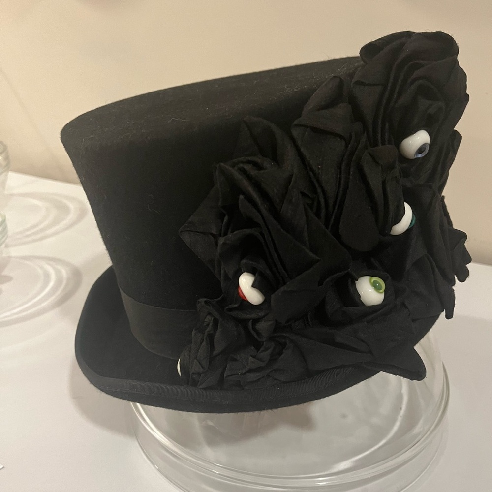 Top hat with eyes and ribbon flowers, plus Yale inscription. Black wool.